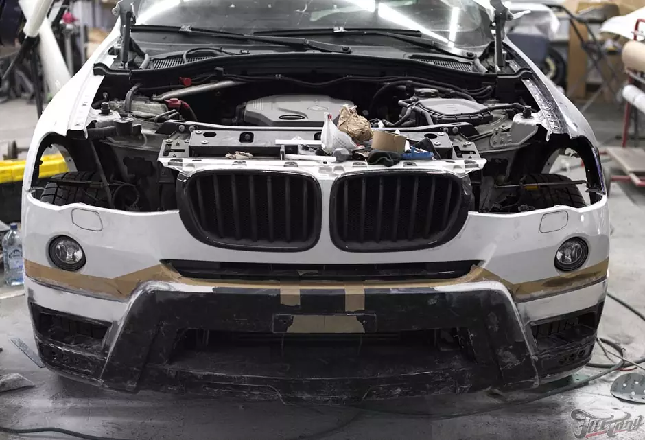 BMW X3. Подгонка и установка обвеса. Полная замена цвета кузова из белого в сине-фиолетовый перламутр.